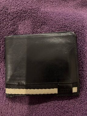 Gucci Black Leather Bi-Fold Wallet with Cream Stripe Accent